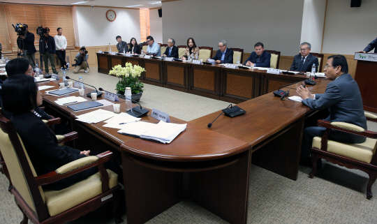 노사정이 '9.15 대타협'에 따른 후속조치로 '청년고용협의회'를 출범, 6일 오전 정부서울청사 노사정위 대회의실에서 열린 청년고용협의회 제1차 전체회의에서 김대환 노사정위원장이 모두발언을 하고 있다.